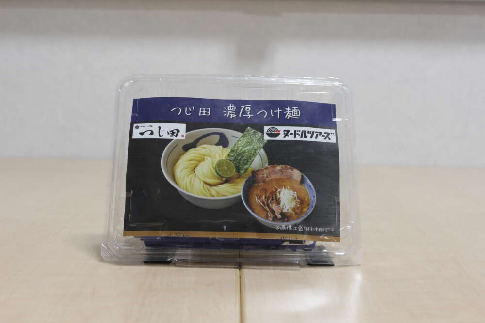 東京をはじめ、海外にも店舗を構える人気ラーメン店｢つじ田｣さんの商品です！濃厚なスープにもっちりとした麺が絶品な、暑い夏にもぴったりのつけ麺となっております。