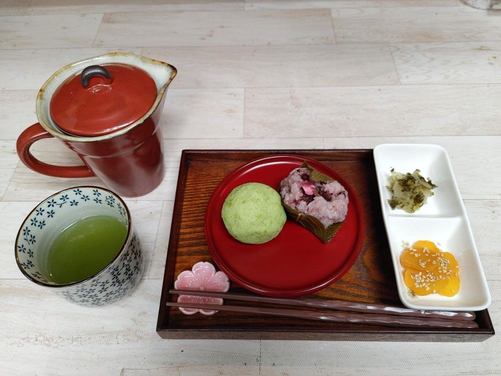緑茶セット（お好きなおはぎ２個と漬物付き）　６６０円（税込)