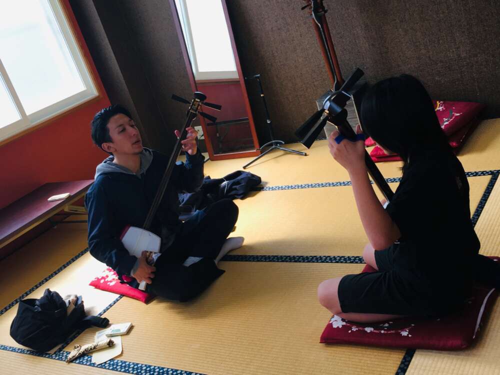 【津軽三味線クラス】
日本の伝統楽器である津軽三味線に小学生から学べるクラスです。初心者でも大歓迎！講師がわかりやすく指導します。