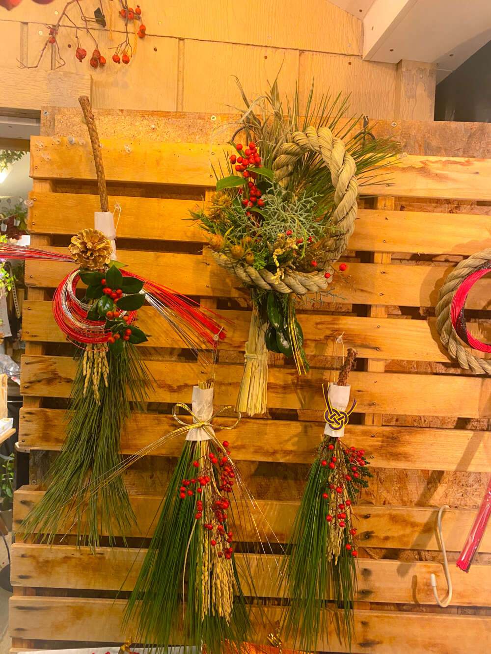 年末には当店オリジナルのお正月飾りが店頭に並びます。
生花を用いたお正月飾りは12月20日前後から販売予定です。